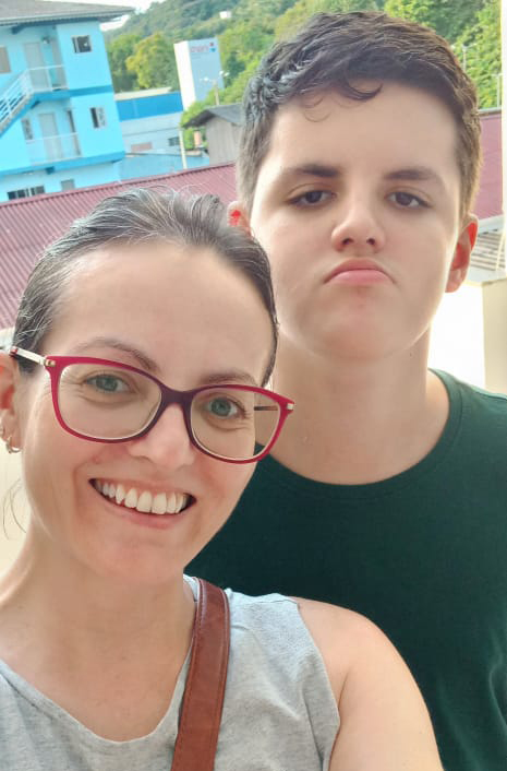 Foto de Giselle com o filho autista não verbal Pedro já na adolescencia