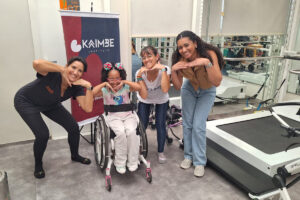 Foto de Dafne, Rebeca do Espaço Sete e uma menina com deficiência e sua mãe posando para a foto