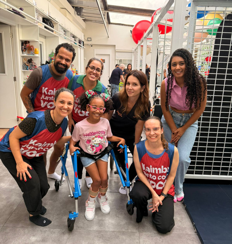 Foto do grupo do instituto Kaimbe no último mutirão na clínica Espaço Sete