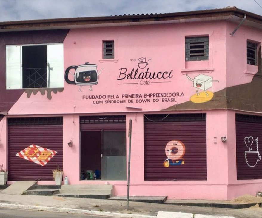Foto da fachada do Bellatucci café com o texto: fundado pela primeira empreendedora com síndrome de down do Brasil