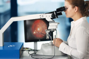 Estudante de oftalmologia treinando cirurgia de catarata em um simulador