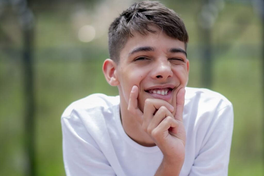 Foto de Fernando sorrindo com um funco de paisagem desfocado