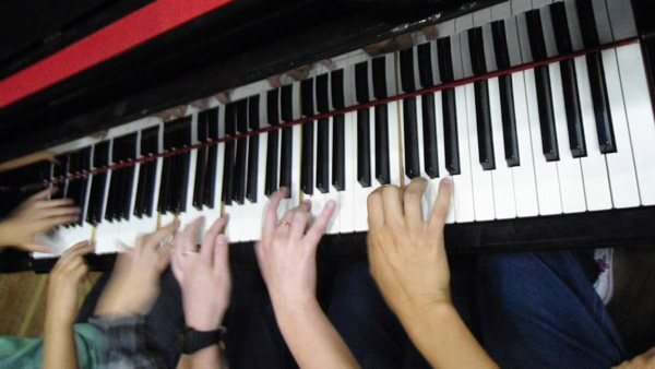Foto do tema de sua dissertação arranjos de piano em grupo
