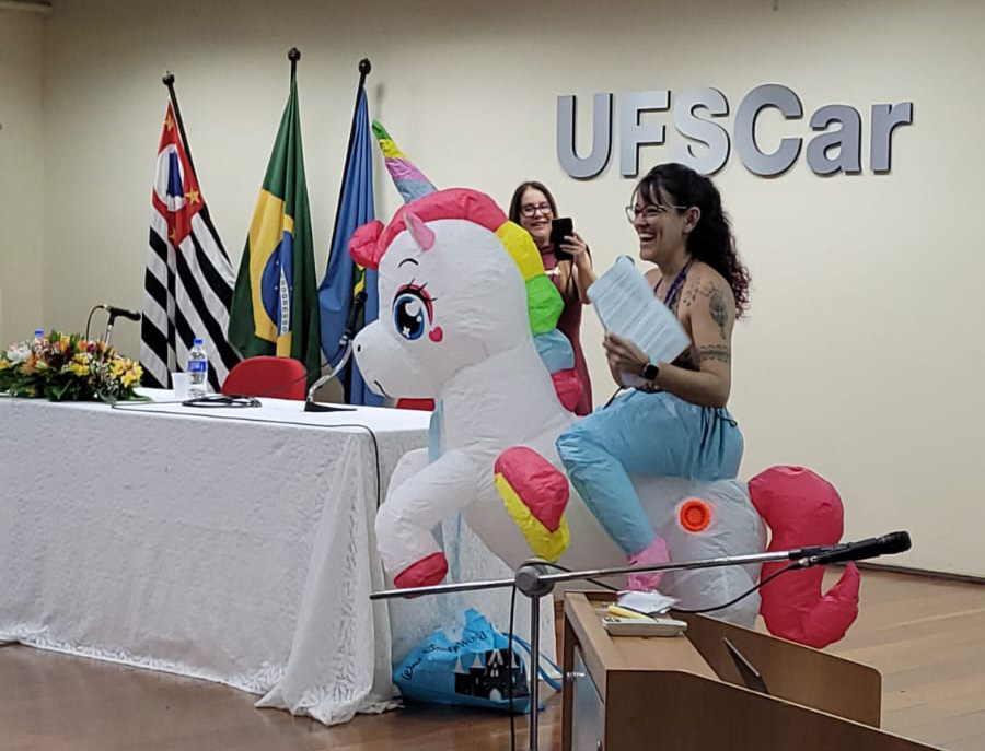 Foto de Dafne vestindo uma fantasia de unicornio na UFSCar