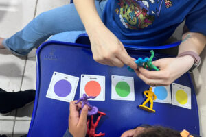 Foto de uma criança brincando com o apoio da Comunicação Alternativa