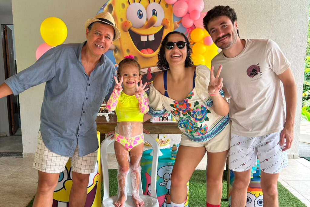 Foto de Ivan com os dois filhos e a neta em uma festinha.