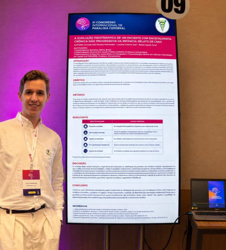 Foto de Ítalo ao lado de seu trabalho de TCC no III Congresso Internacional de Paralisia Cerebral