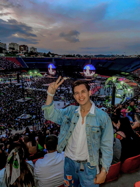 Foto de ítalo sorrindo no show do Cold Play