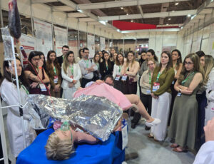 Treinamento em ginecologia e obstetrícia com simulador Lucina durante o SOGESP