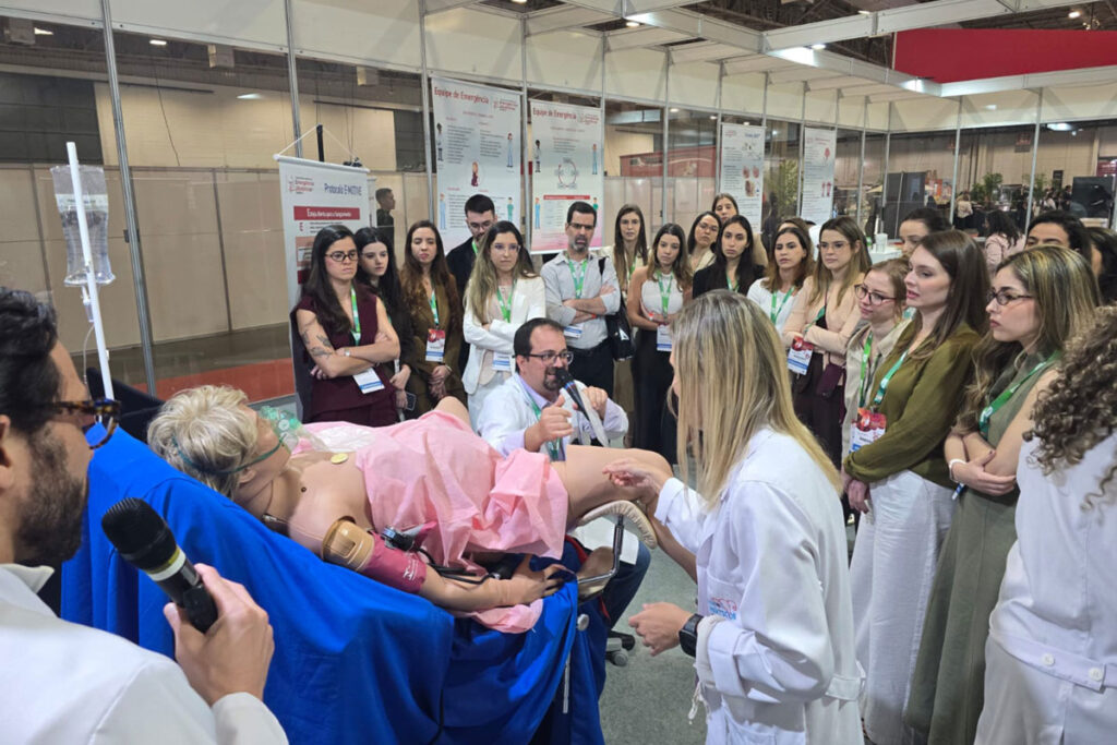 Treinamento em ginecologia e obstetrícia com simulador Lucina durante o SOGESP
