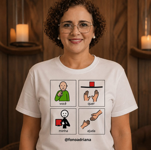 Foto da fono Adriana usando uma camiseta de CAA
