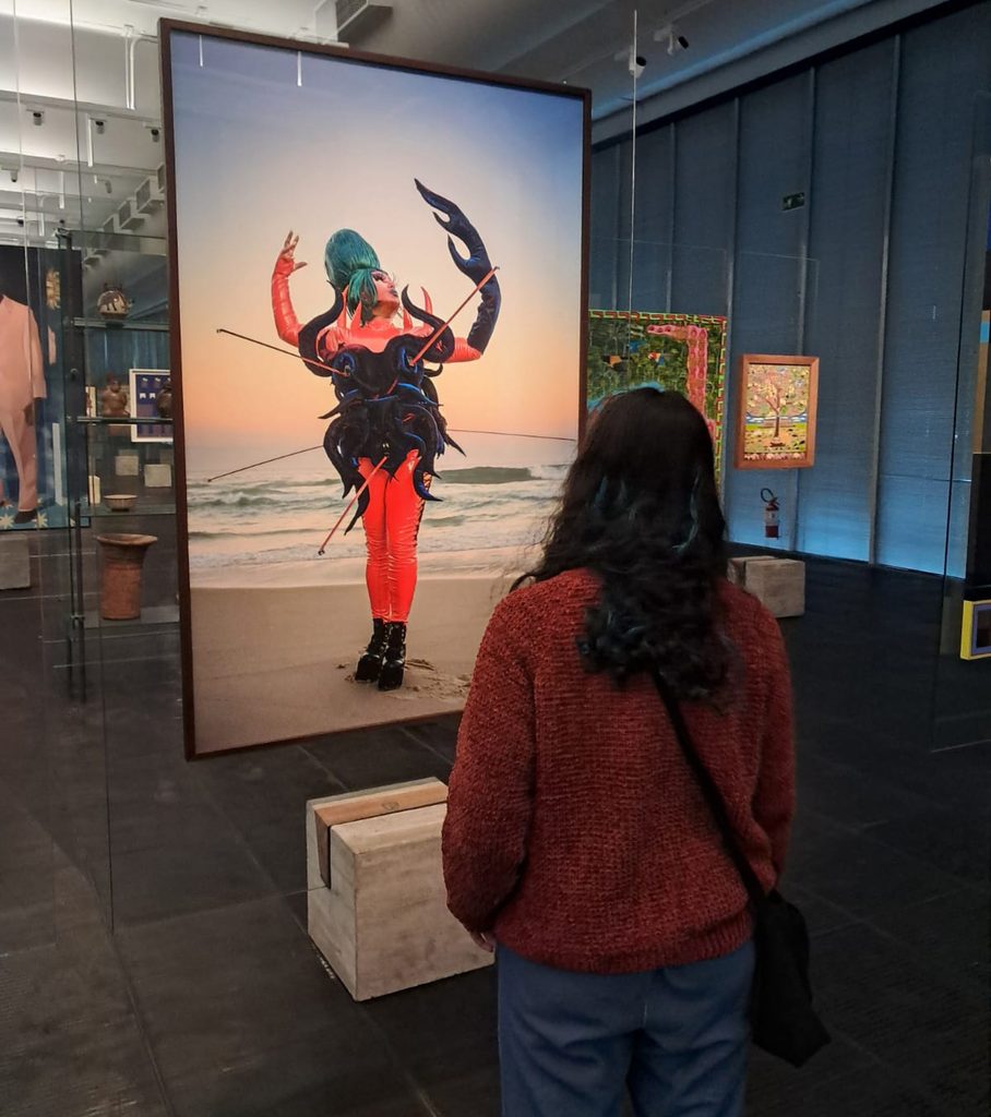 Foto de uma paciente em uma saída social em uma galeria de arte.